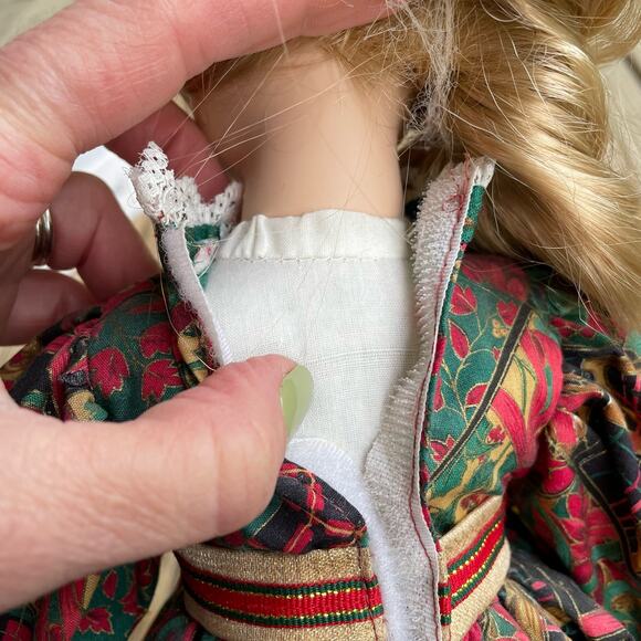 Heritage Signature Collection Christmas Porcelain Doll Nicole Vtg 1998 #30018 - Picture 10 of 14